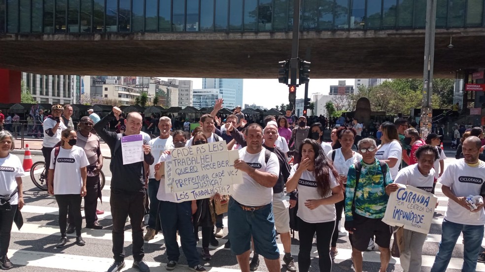 Funcionários das ciclofaixas protestam na Avenida Paulista neste domingo (16)  — Foto: Divulgação