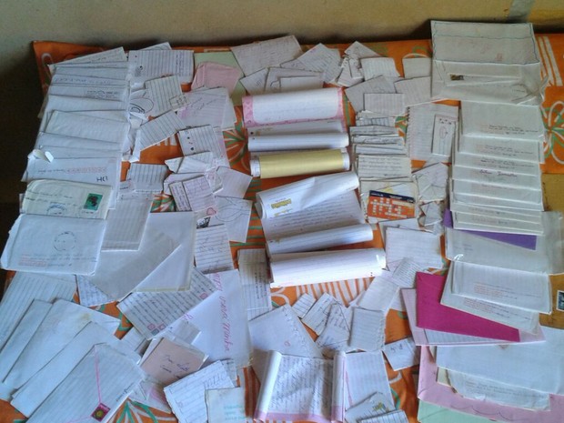Jessica Cristine mostra as diversas cartas que tem guardadas em casas (Foto: Jessica Cristine/Arquivo Pessoal)