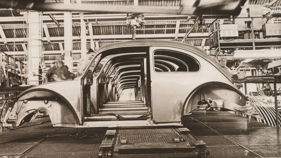 Volkswagen Fusca na linha de produção na fábrica de Anchieta