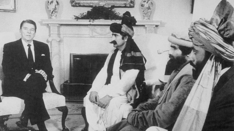 Ronald Reagan chegou a receber líderes dos mujahedins, grupo rebelde financiado pelos EUA para combater o governo soviético (Foto: Getty Images via BBC News)