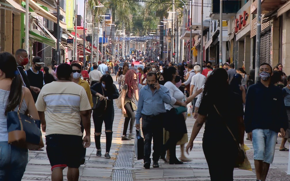 População de Campinas de máscara de prevenção da Covid-19 no Centro — Foto: Edvaldo de Souza/EPTV