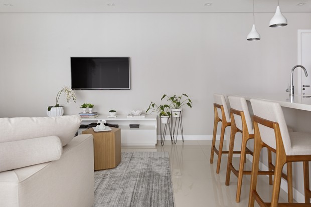 Decoração branca amplia apartamento de 70 m² (Foto: Julia Ribeiro/Divulgação)
