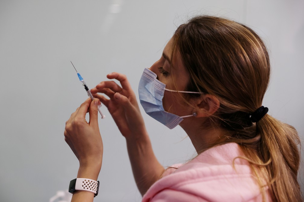 Profissional da saúde prepara injeção com a vacina contra a Covid-19 em um centro de aplicação em Tel Aviv, Israel, em foto de 10 de janeiro de 2021 — Foto: Ronen Zvulun/Reuters/Arquivo