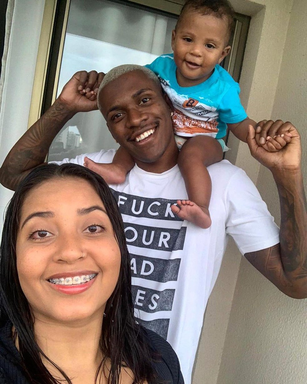 Frazan ao lado da mulher, Luanna, e do filho, Nicolas, de oito meses — Foto: Divulgação / Instagram