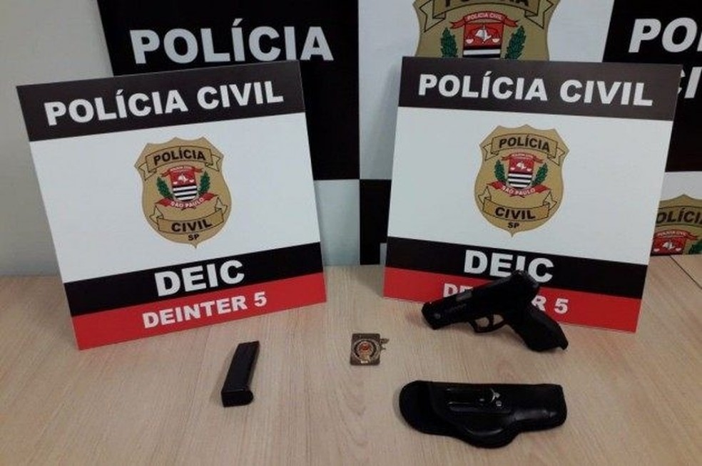 Policiais encontraram réplica de arma de fogo e distintivo em Rio Preto — Foto: Divulgação/DEIC de Rio Preto 