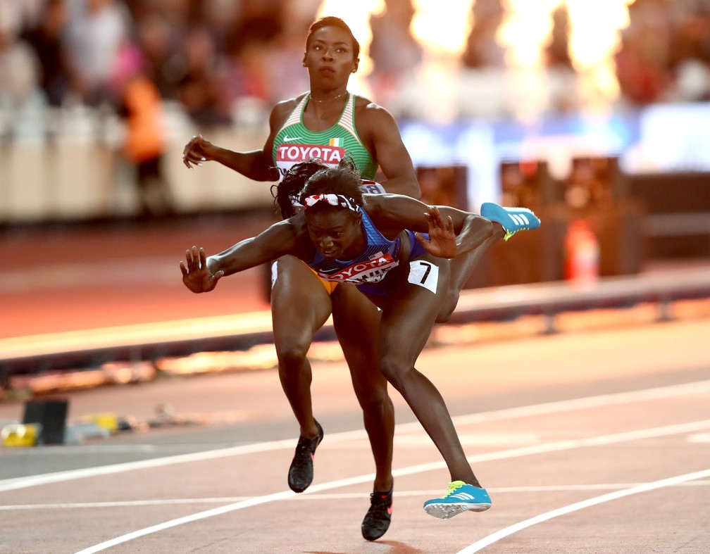 Campeã Tori Bowie mergulhou para cruzar a linha de chegada (Foto: Getty Images)