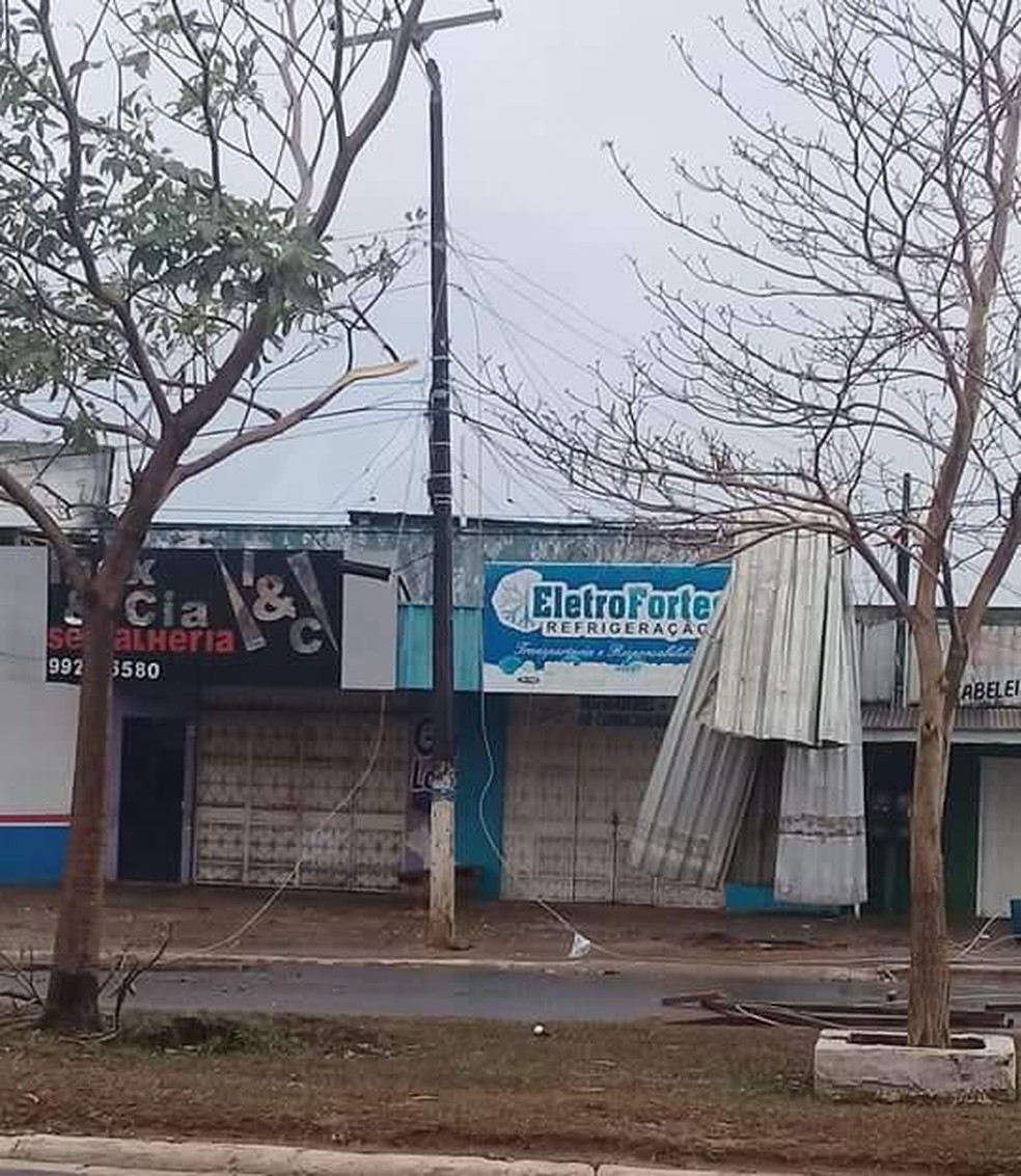 Telhados de estabelecimentos foram arrancados (Foto: WhatsApp/Reprodução)