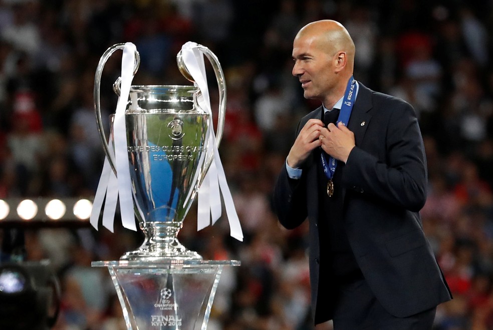 Zidane ao lado da Liga dos Campeões da Uefa, troféu que ele ganhou três vezes seguidas com o Real Madrid (Foto: Andrew Boyers/Reuters)