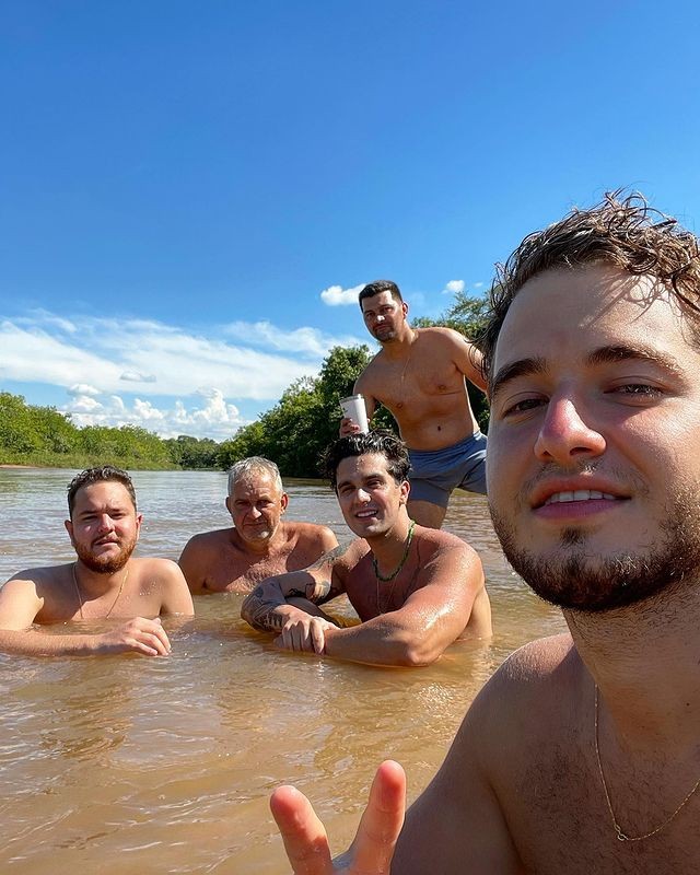 Luan Santana com amigos (Foto: Instagram/ Reprodução)