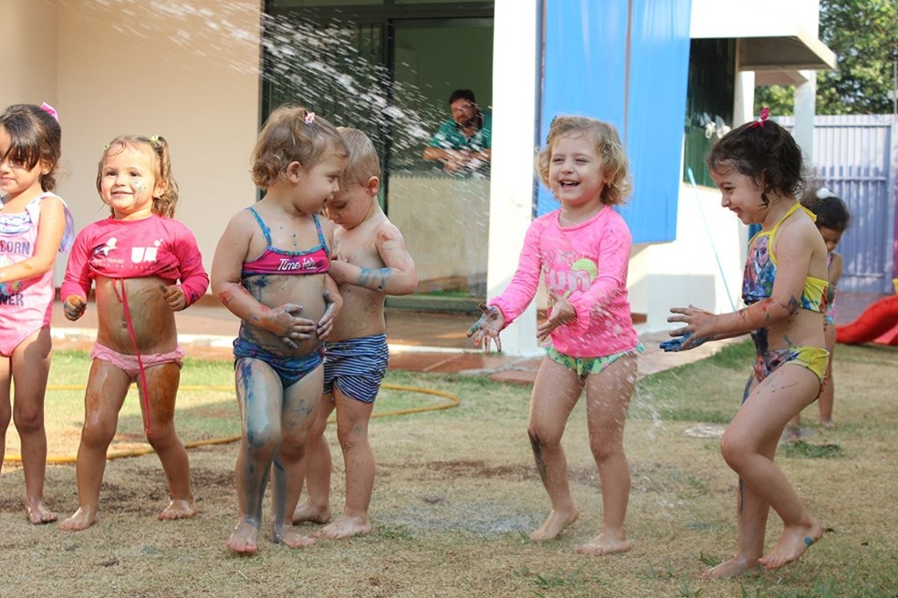 Calorao Em Ms Faz Escola Ter Semana Do Banho De Mangueira Com Criancas Ate A Professora Quer Entrar Na Agua Mato Grosso Do Sul G1