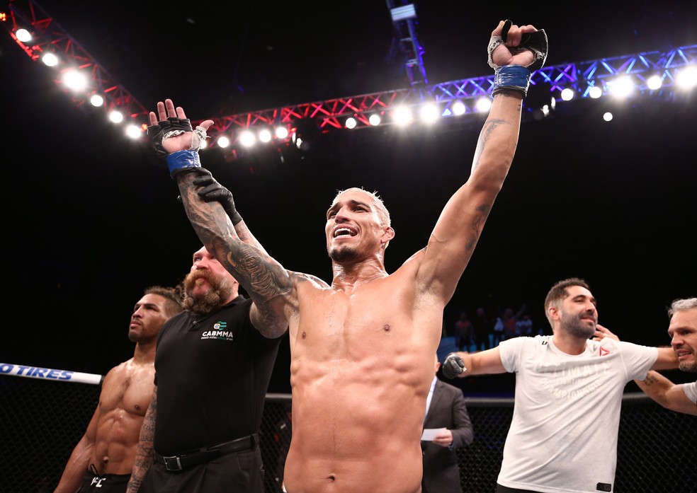 Charles do Bronx comemora ao ser anunciado vencedor no UFC Brasília — Foto: Buda Mendes/Getty Images