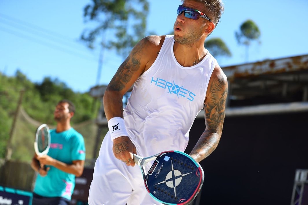 Rafael Moura jogando beach tennis (Foto: Marcos Luciani / Reprodução Instagram )