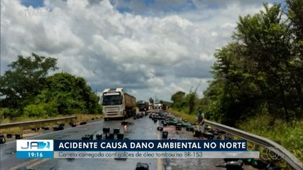 Carreta carregada com galões de óleo tomba na BR-153