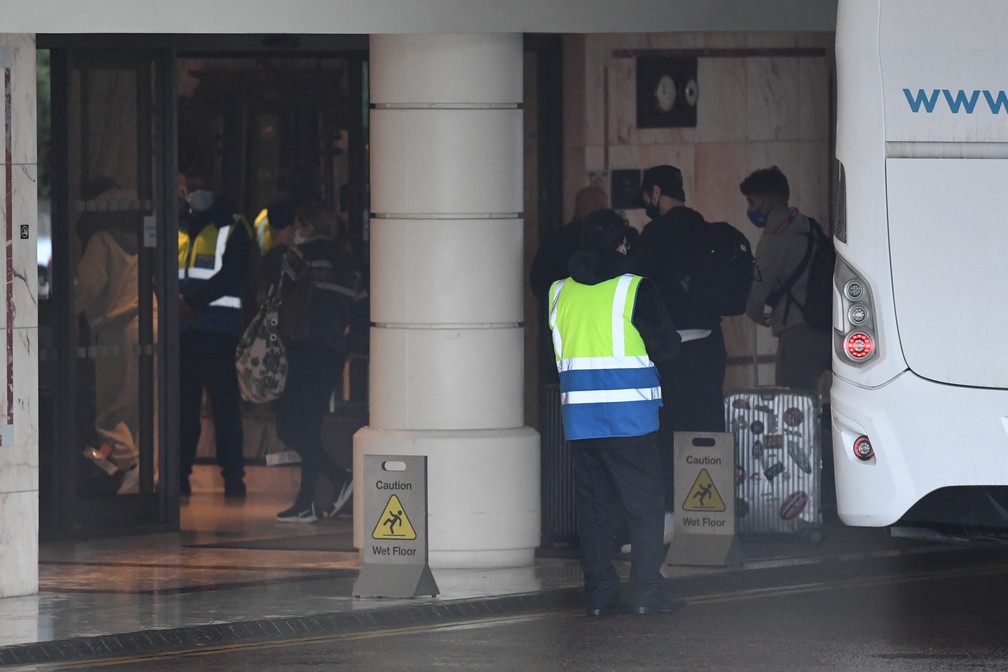 Moradores do Reino Unido chegam a hotel em Londres para início da quarentena obrigatória nesta segunda-feira (15) — Foto: Daniel Leal-Olivas/AFP