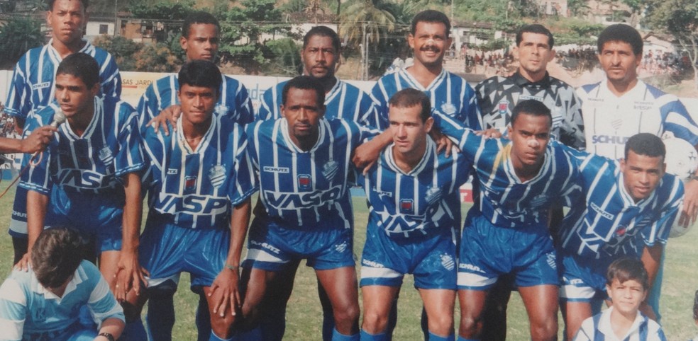 Adriano Gabiru (segundo agachado da esq para dir) no CSA de 1997 — Foto: Museu dos Esportes de Alagoas