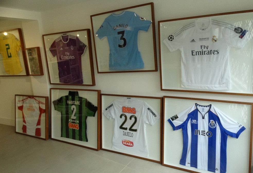 Camisas vestidas por Danilo: Tupynambás, América-MG, Santos, Porto, Real, City e a Seleção (Foto: Raphael Lemos)