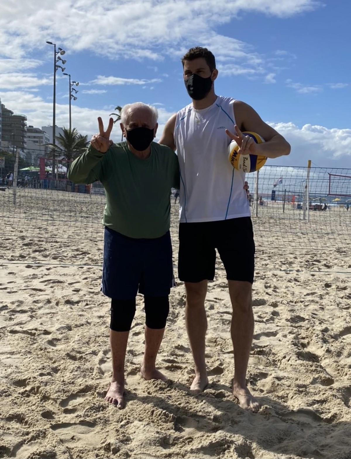 Amigo de Bernard, fã de Jackie e "vô" de Bruninho: senhor de 89 anos viu o vôlei acontecer no Rio - Vimarsana News