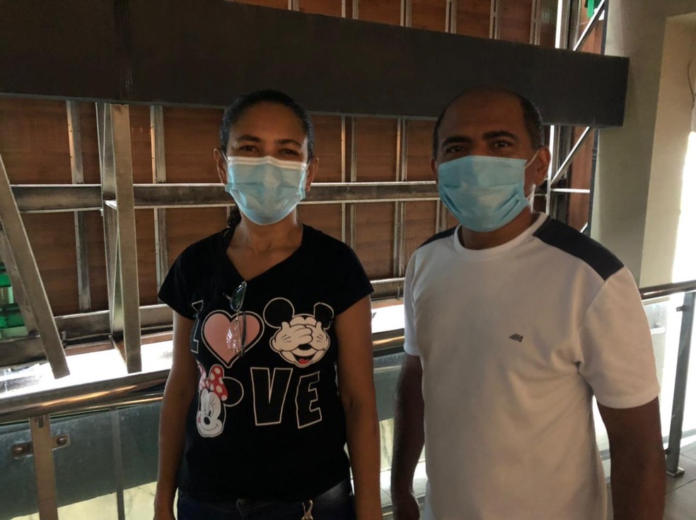 Inspetora da qualidade e o irmão aguardam na fila a vez de serem imunizados. — Foto: Matheus Castro/G1