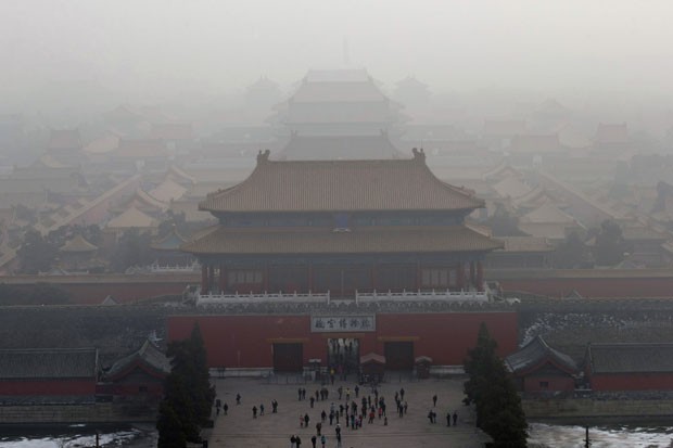 Névoa de poluição encobre neste domingo parte de Pequim onde fica a Cidade Proibida, cartão postal da China (Foto: Ng Han Guan/AP)
