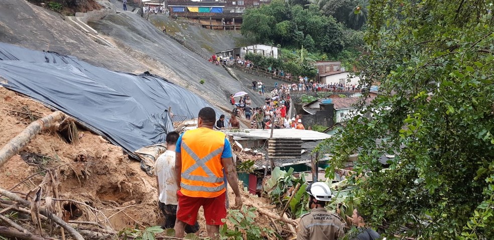 Casas ficaram destruÃ­das apÃ³s queda de barreia em Camaragibe e um homem morreu, nesta quinta-feira (13) â€” Foto: Prefeitura de Camaragibe/ DivulgaÃ§Ã£o 