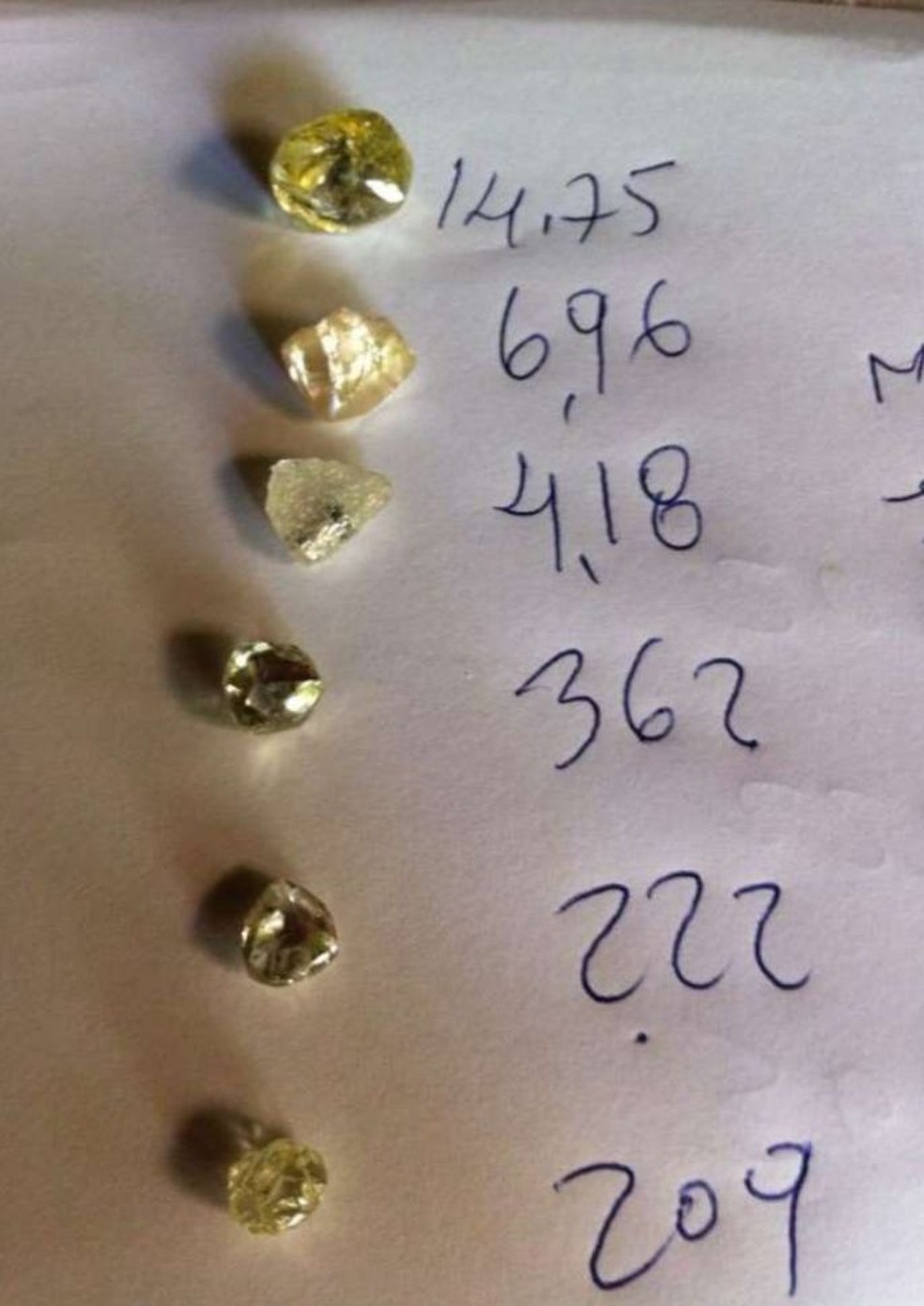 Diamantes que o servidor público estadual ajudou a intermediar no comércio clandestino — Foto: PF/Divulgação