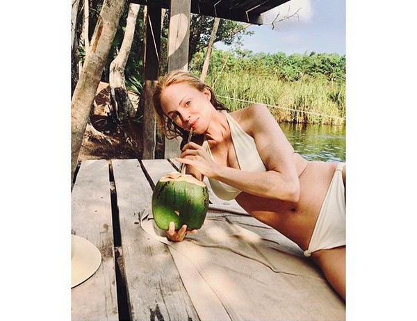 A atriz Heather Graham curtindo as férias na praia (Foto: Instagram)