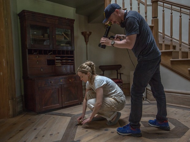Left to right: Jennifer Lawrence and Director Darren Aronofsky on the set of mother!, from Paramount Pictures and Protozoa Pictures. (Foto: Niko Tavernise)