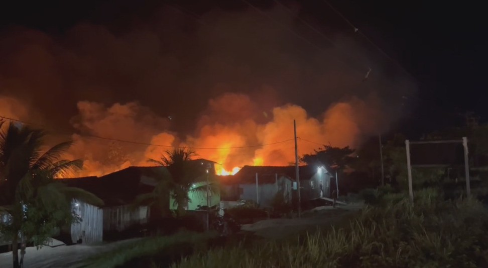 Incêndio provoca chamas altas às margens da BR-010 e assusta população, no PA