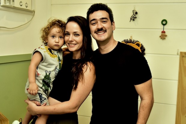Davi e seus pais em seu quarto novo (Foto: Roberto Teixeira / Divulgação)