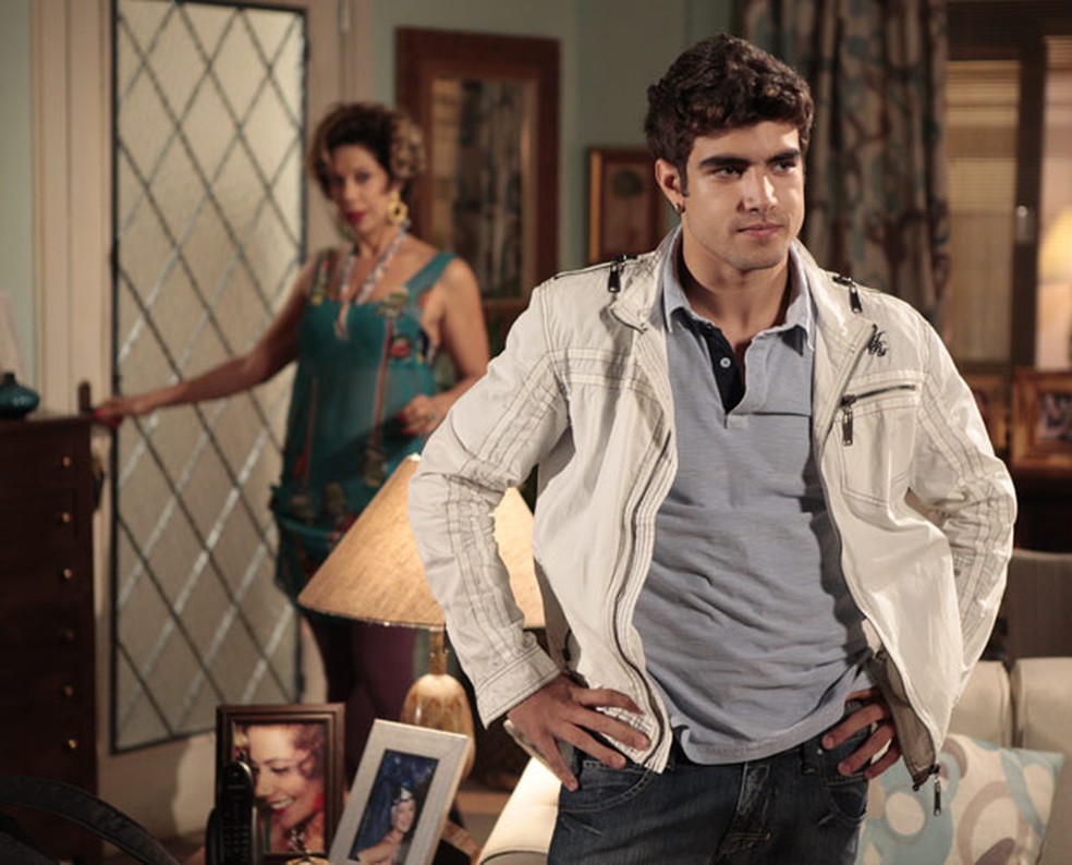 Antenor (Caio Castro) segue com plano de enganar família de Patrícia (Adriana Birolli) em 'Fina Estampa' — Foto: Globo