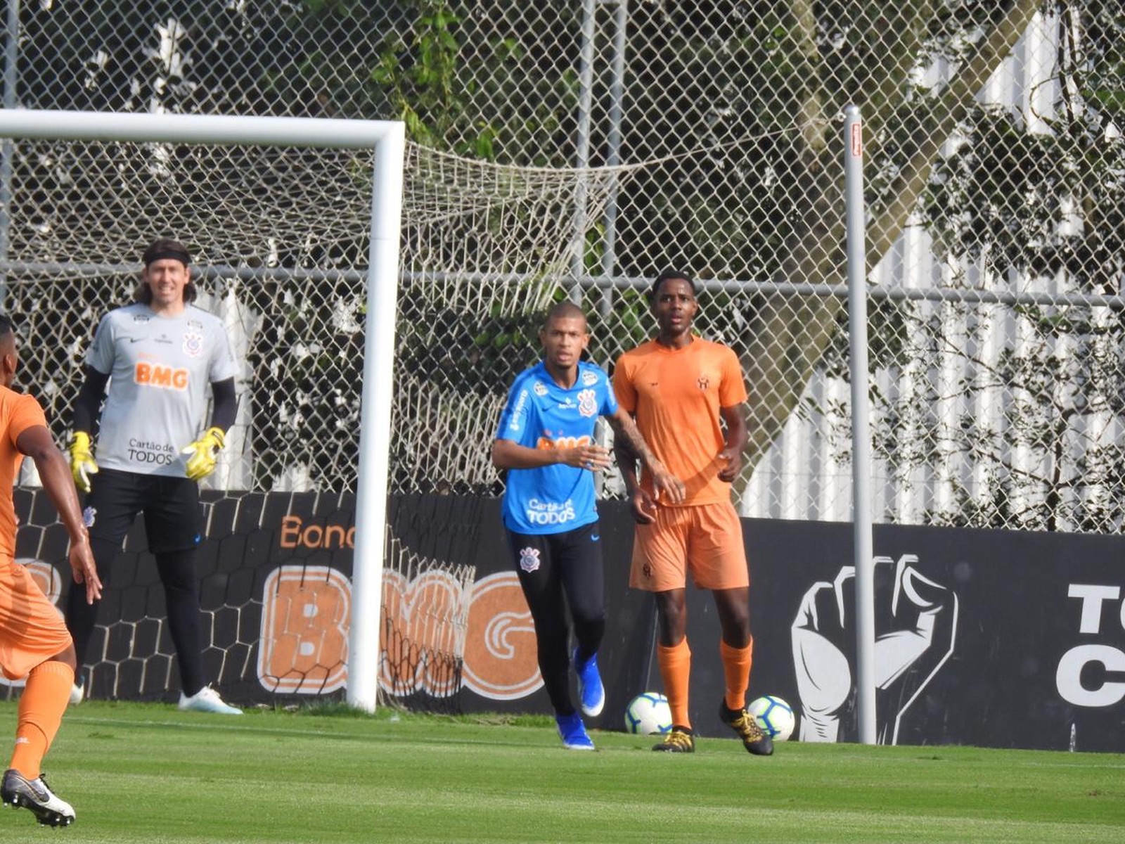 Com gol de Love e falha de Cássio, Timão fica no empate contra Atibaia em jogo-treino