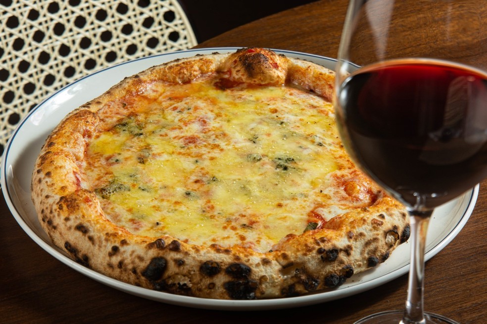Casa Tua: pizza quatro queijos com muçarela, brie, gongonzola e parmesão — Foto: Reprodução