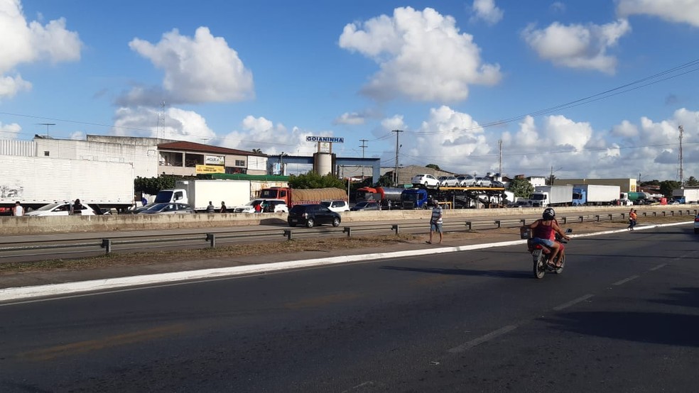 Protesto deixa a BR-101 engarrafada no sentido Jo&atilde;o Pessoa-Natal &mdash; Foto: S&eacute;rgio Henrique Santos/Inter TV Cabugi