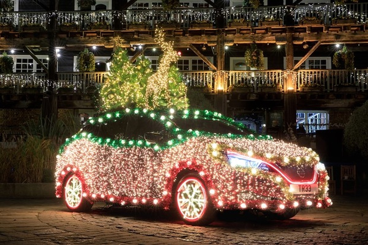 Nissan Leaf vira árvore de Natal sobre rodas com 5.200 leds. Dúvida