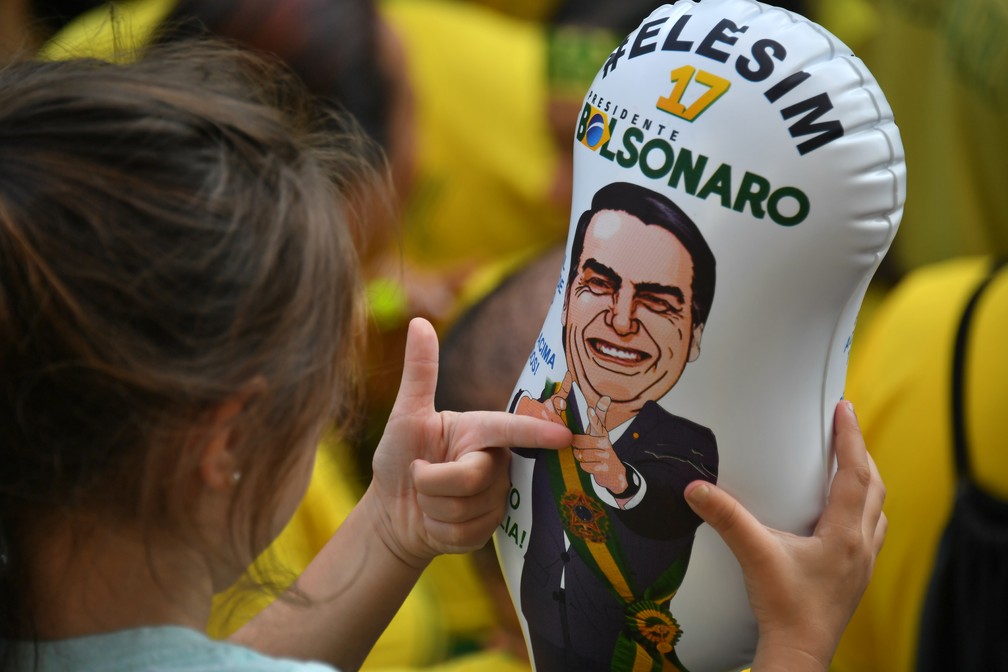 Menina segura boneco inflável com imagem do candidato Jair Bolsonaro (PSL) durante manifestação na Avenida Paulista — Foto: Nelson Almeida/AFP