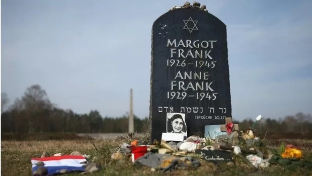 Um túmulo simbólico para Anne Frank e sua irmã, Margot, foi colocado no local onde funcionou o campo de concentração de Bergen-Belsen (Foto: SEAN GALLUP/Getty Images via BBC)
