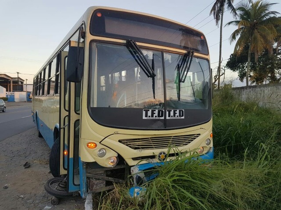 Ã”nibus colidiu de frente com moto, em Carpina (Foto: PolÃ­cia RodoviÃ¡ria Federal/ DivulgaÃ§Ã£o)