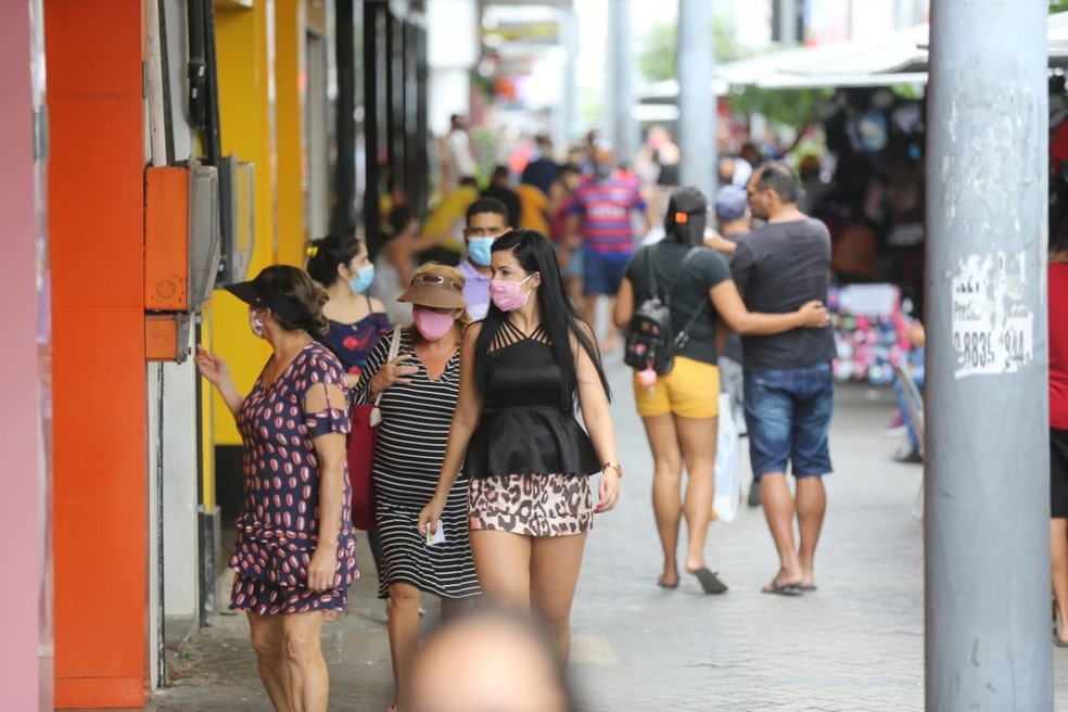 Circulação de pessoas em ruas de Fortaleza no 1º sábado de abertura em quase três meses — Foto: Helene Santos/SVM
