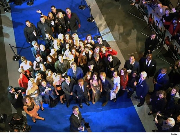 Ben Stiller tirando selfie no red carpet (Foto: Reprodução/Twitter)