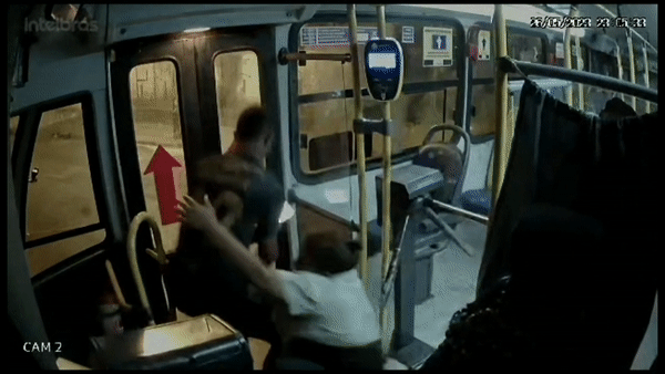 Motorista de ônibus briga com assaltante e tenta impedir que ele fuja pela janela; VÍDEO