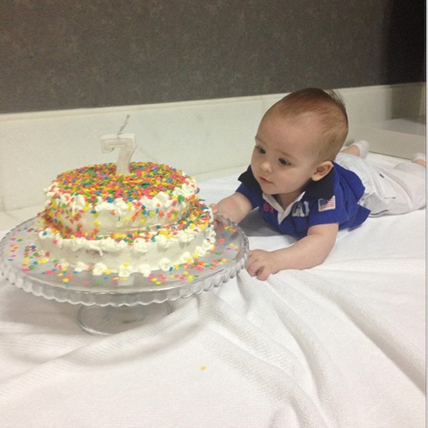 Alexandre e seu bolo (Foto: Reprodução/Instagram)