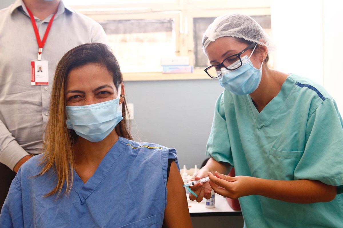 Vacinação começa em BH com servidores dos hospitais ...