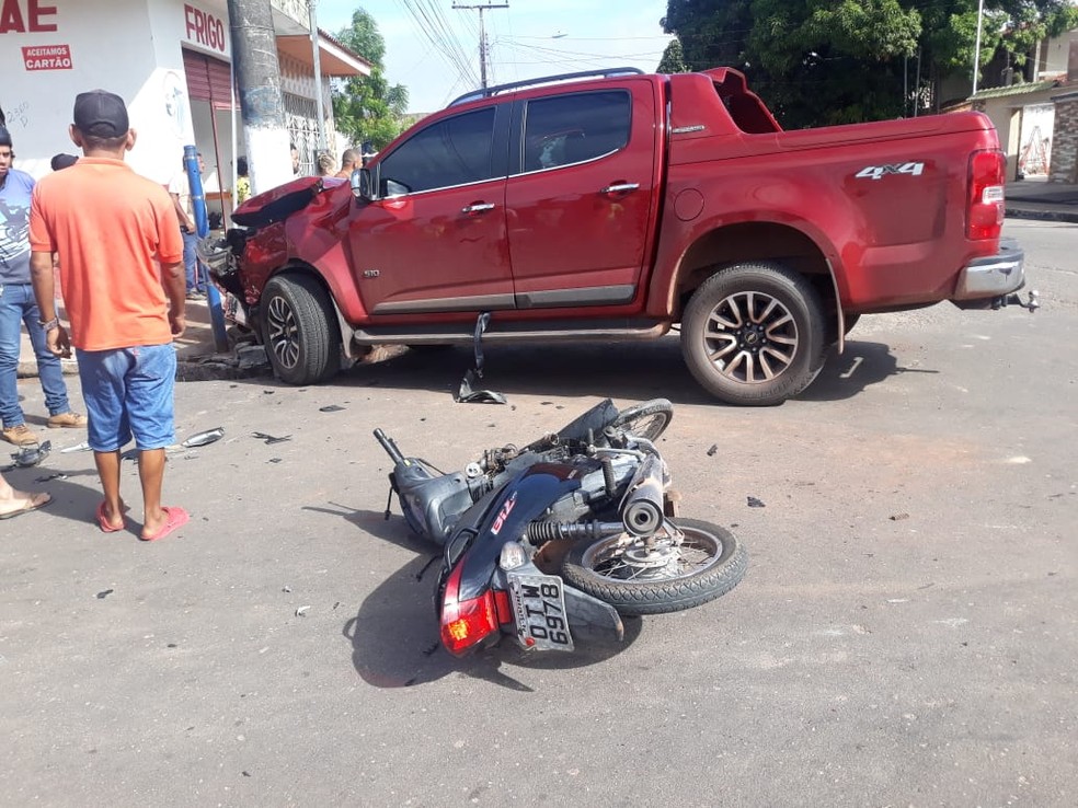 Acidente envolveu uma motocicleta e uma caminhonete em Santarém — Foto: Bena Santana/94 FM