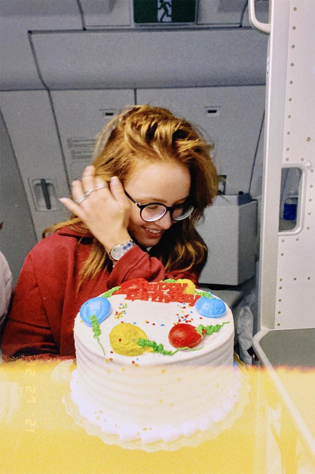 Larissa Manoela comemora aniversário em voo (Foto: Quem)