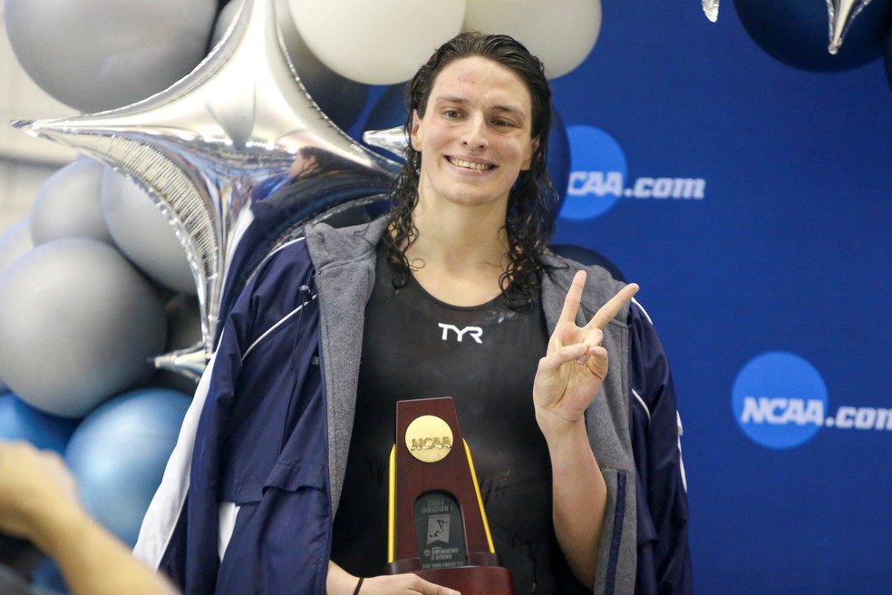 Lia Thomas no pódio da NCAA de natação — Foto: Brett Davis-USA TODAY Sports
