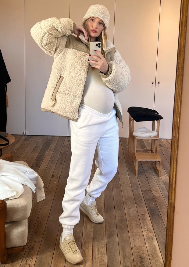 Rosie HW: Ser mãe não significa que você não pode tirar uma das jaquetas mais legais e raras do momento (a Sherpa Nuptse da The North Face, para ser mais exato). (Foto: Reprodução/ Instagram)