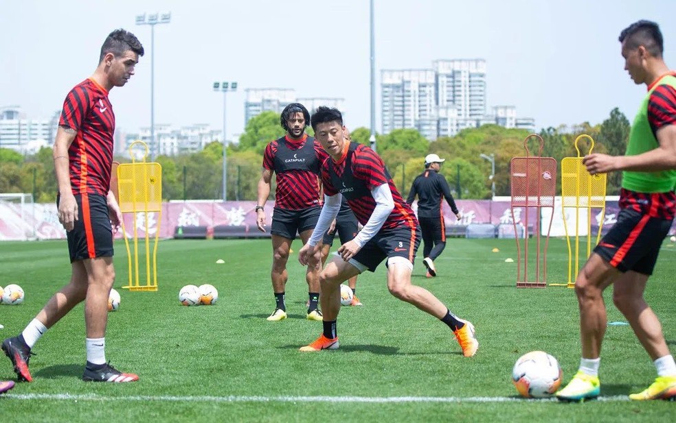 Atacante já faz trabalhos com bola no clube — Foto: Divulgação/Shanghai SIPG