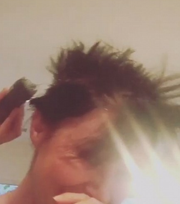 A atriz Shannen Doherty raspando o cabelo (Foto: Instagram)