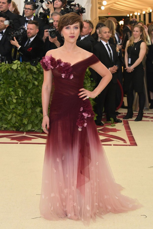Scarlett Johansson de vestido Marchesa no Met Gala (Foto: Getty Images)