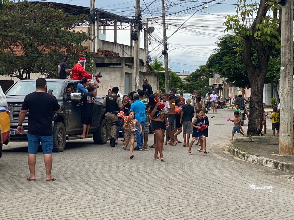 Crianças receberam presentes do Papai Noel Militar em Governador Valadares — Foto: Polícia Militar/ Divulgação